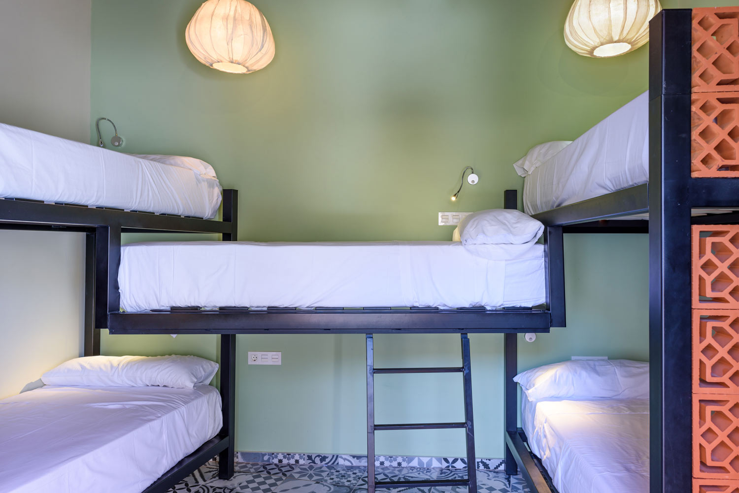 Cama en habitación compartida mixta con 5 camas y baño 
