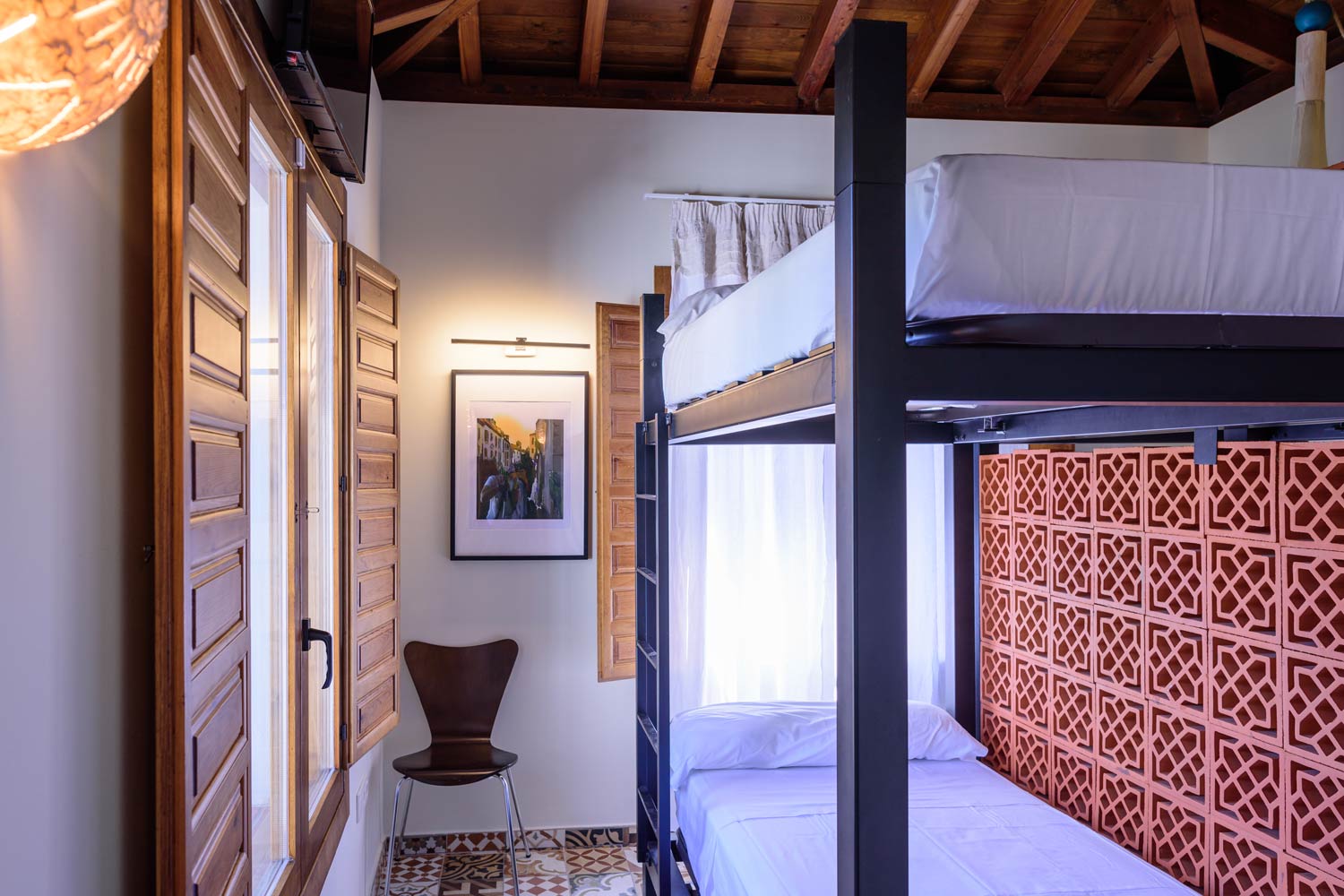 Cama en habitación compartida mixta con 4 camas y baño 