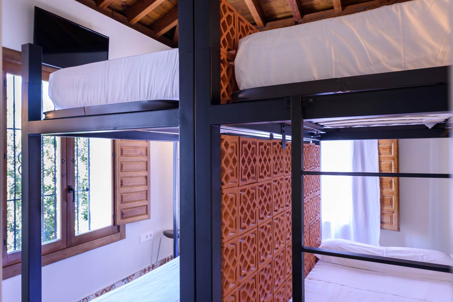 Cama en habitación compartida mixta con 4 camas y baño 