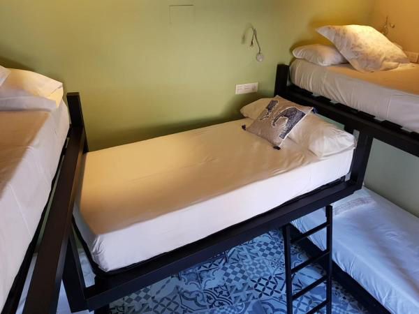 Cama en habitación compartida económica básica 6 camas 