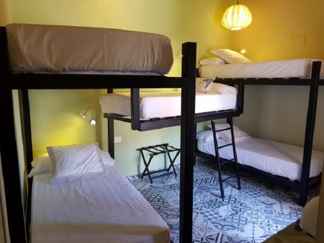 Cama en habitación compartida económica básica 4 camas 