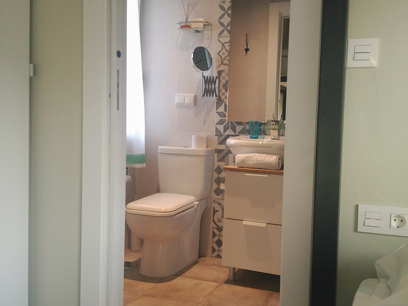 Cama en habitación compartida mixta con 4 camas y baño 