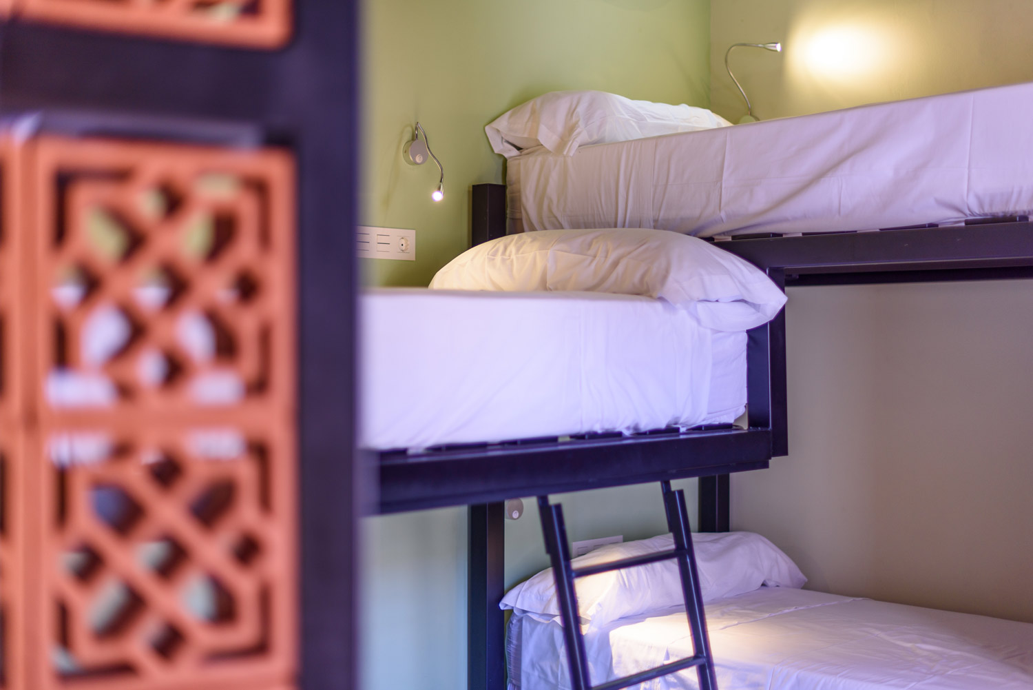 Cama en habitación compartida mixta con 5 camas y baño 