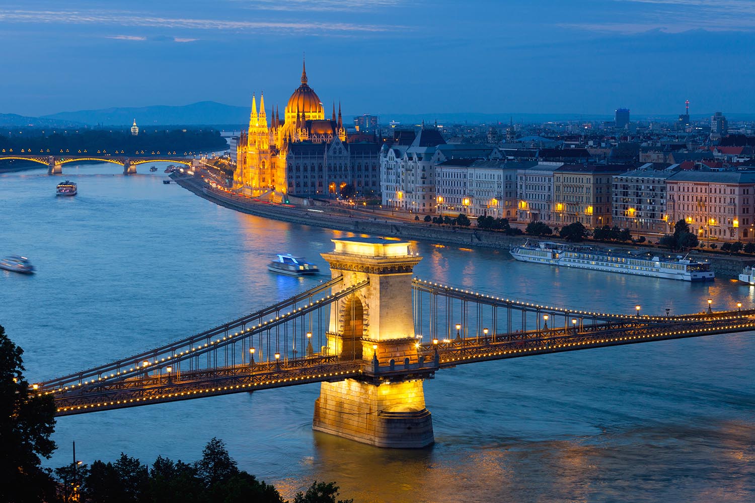 Abendessen auf dem Schiff auf der Donau