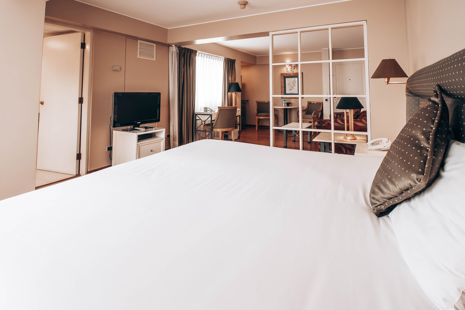 Junior suite with queen size bed 