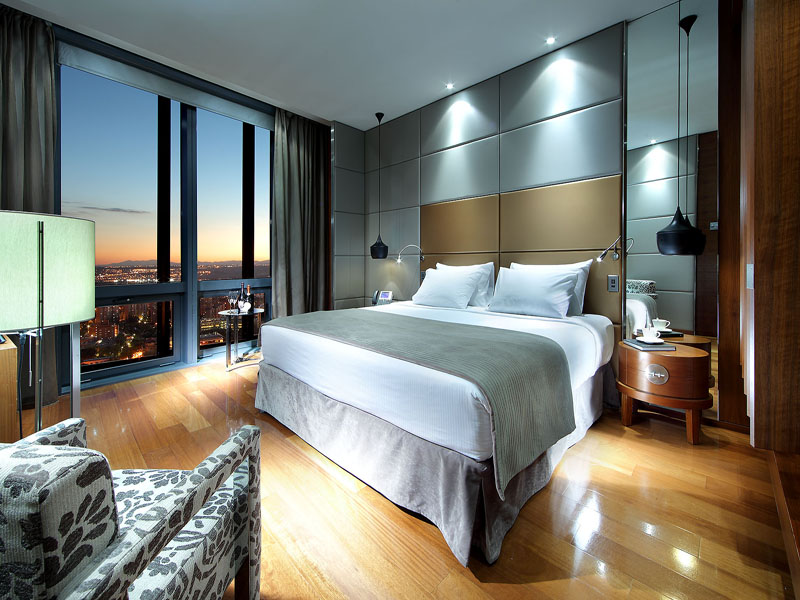 Skyline room with Paseo de la Castellana views