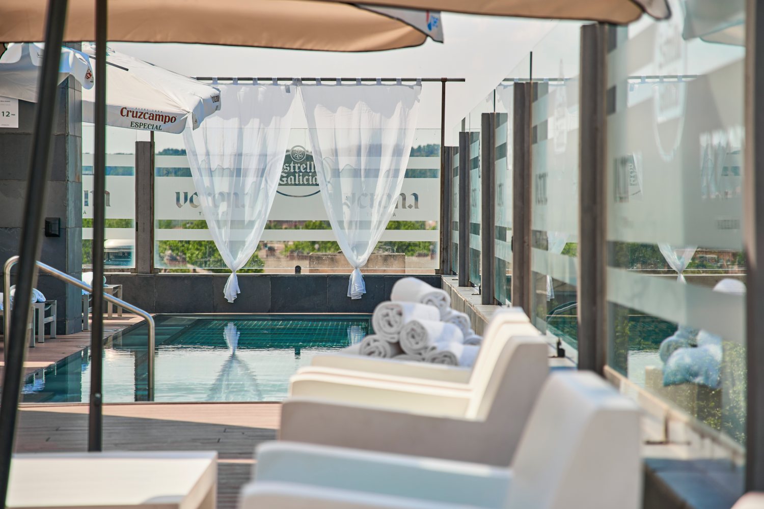 Piscina junto al mar