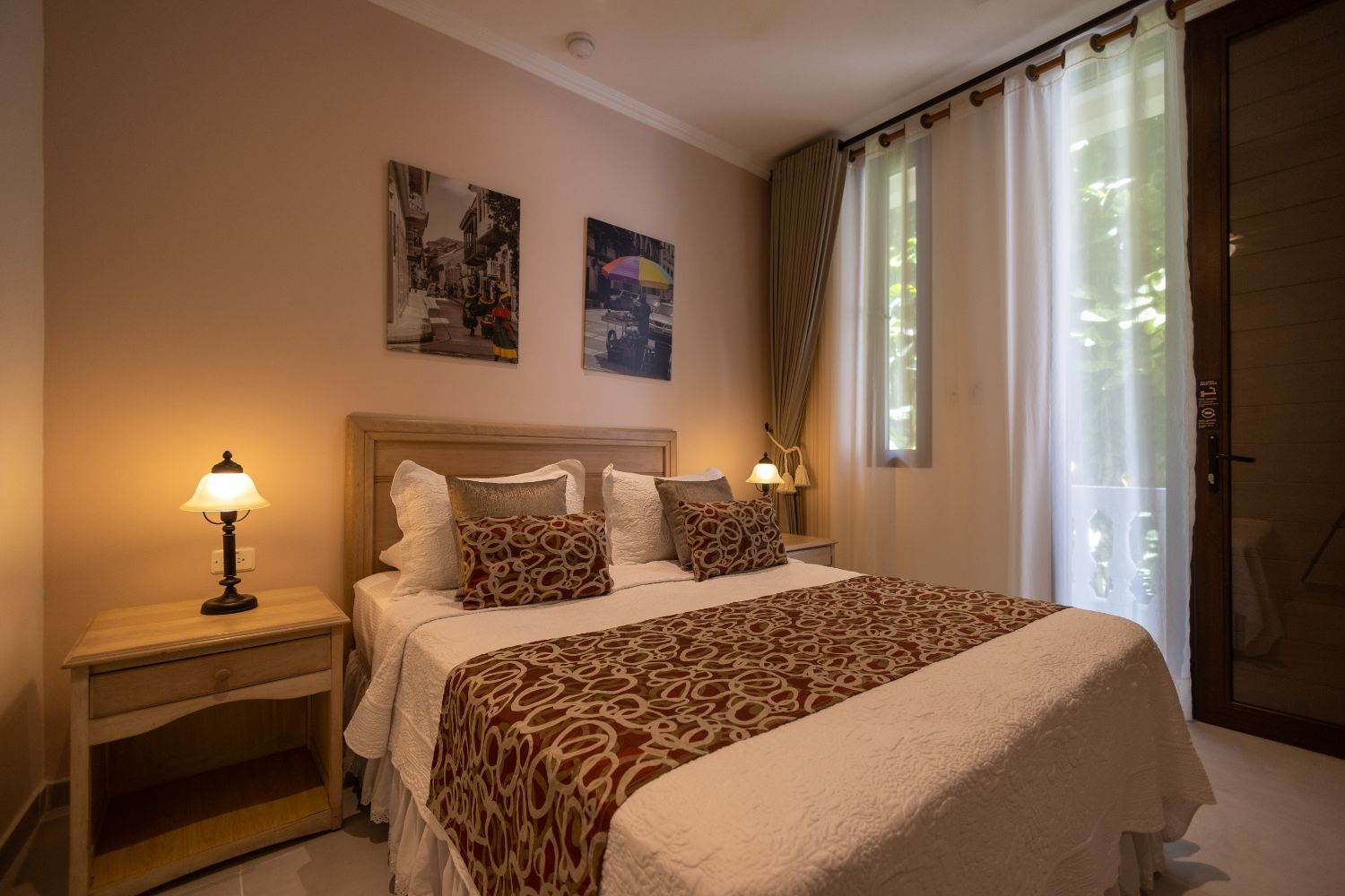 Superior room with balcony over Plaza Fernández Madrid