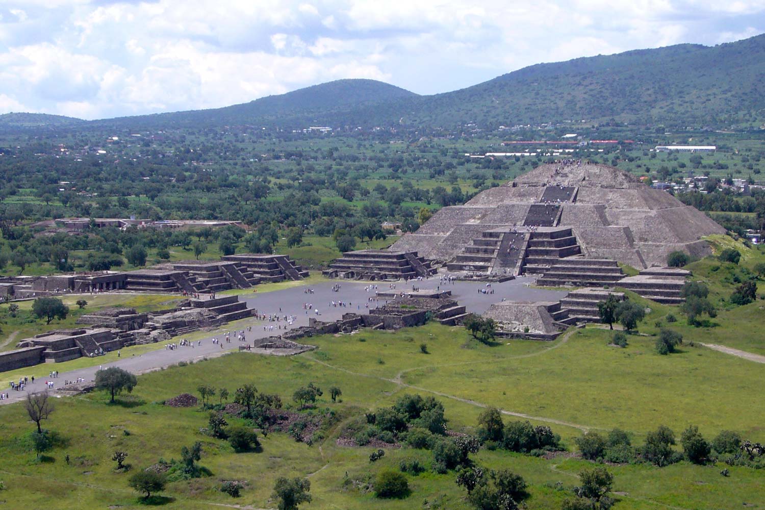 Visita às pirâmides de Teotihuacán e à basílica