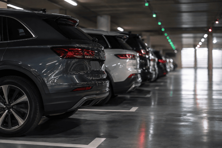 Viajar desde Barajas con coche: cómo elegir un hotel con parking de larga estancia