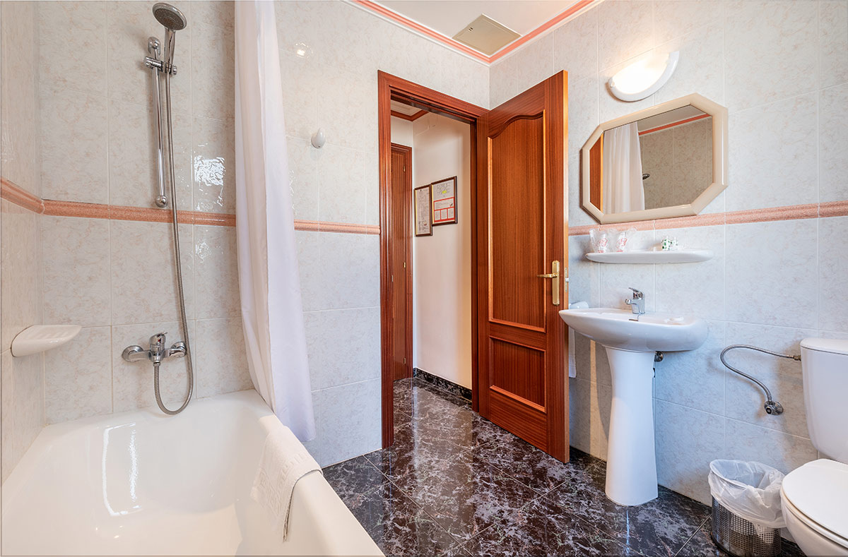 Habitación cuádruple (2 adultos + 2 niños) 
