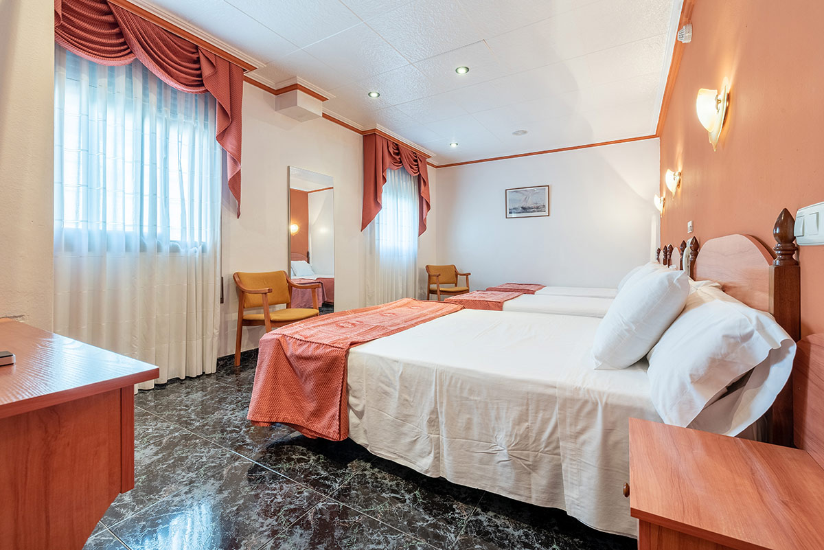 Habitación cuádruple (2 adultos + 2 niños) 