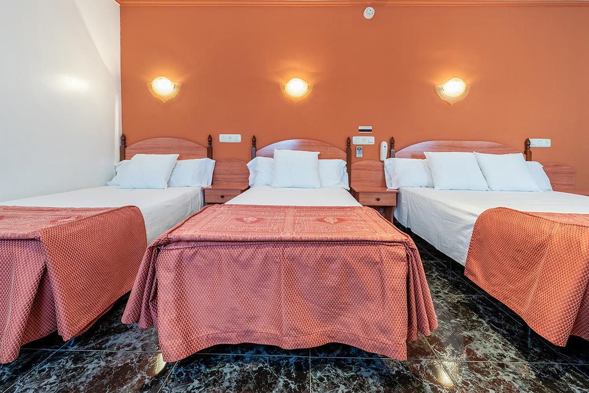 Habitación cuádruple (2 adultos + 2 niños) 