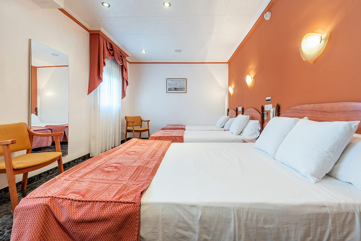 Habitación cuádruple (2 adultos + 2 niños) 