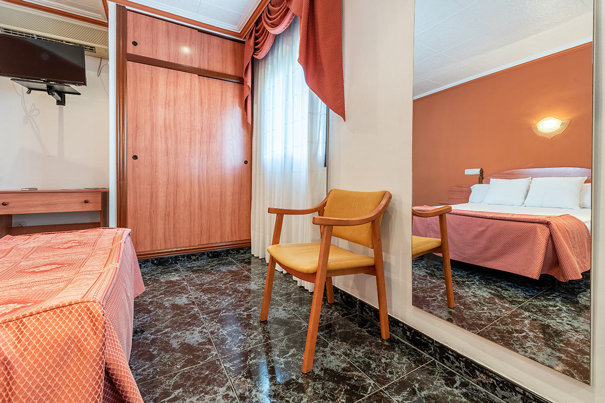 Habitación cuádruple (2 adultos + 2 niños) 