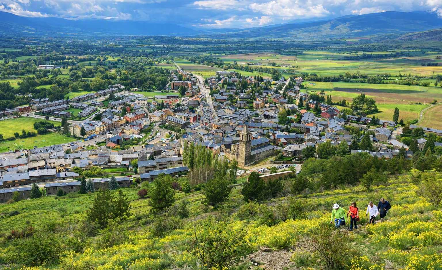 Llívia refuerza este verano su apuesta por el turismo experiencial con nuevas visitas guiadas para descubrir su patrimonio